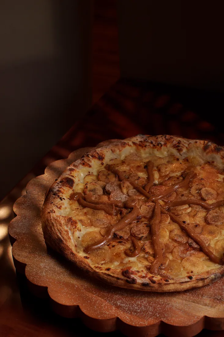 Pizza doce de banana com doce de leite
